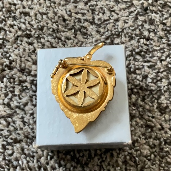 Vintage Avon Solid Perfume Brooch, Gold Tone Leaf with Hinged Locket Compartment - Picture 2 of 5